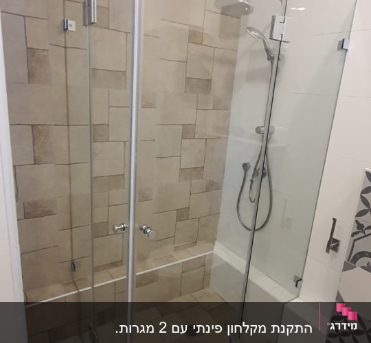 מקלחון זכוכית עם ראש מקלחת וכיור